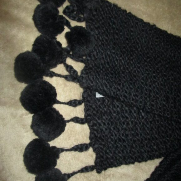 Guess winter scarf with pom poms - Picture 3 of 4